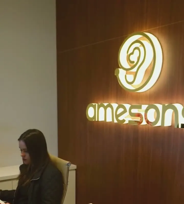Recepção da Amesons, com o símbolo da marca em relevo dourado